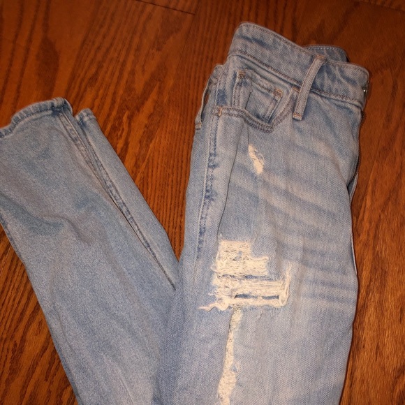 Hollister Denim - Hollister ripped mom jeans Hollister Denim - Hollister ripped mom jeans